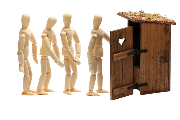 Muñecas de madera en fila de espera
 - Foto, imagen