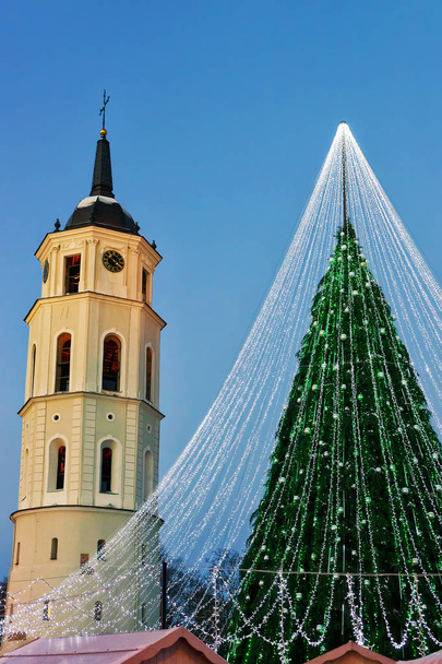 Choinka z dekoracji i dzwonnica Cathedral Square - Zdjęcie, obraz
