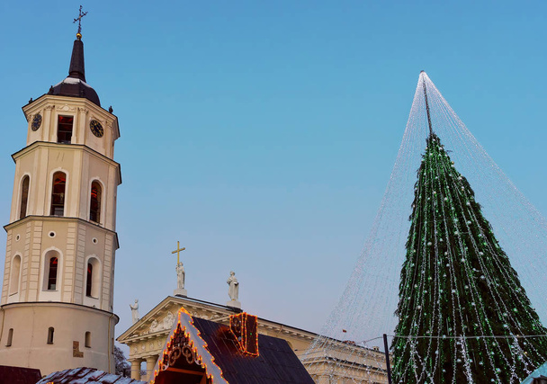 Árbol de Navidad con decoraciones y campanario en la Plaza de la Catedral
 - Foto, imagen