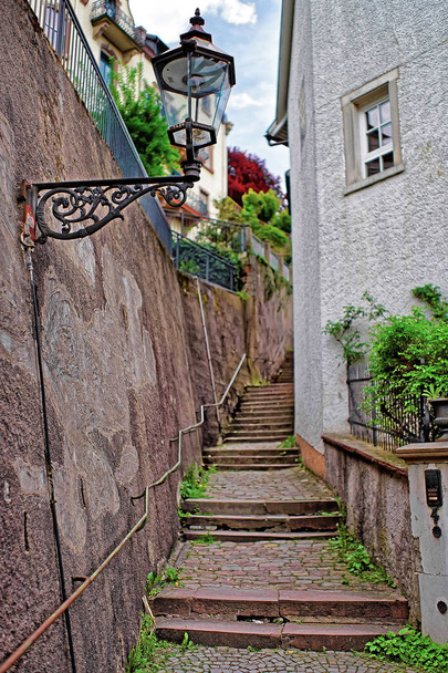 Лестница на узкой улице в Баден-Бадене Германия
 - Фото, изображение