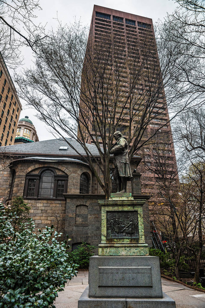 Статуя Бенджамина Франклина в центре Бостона
 - Фото, изображение