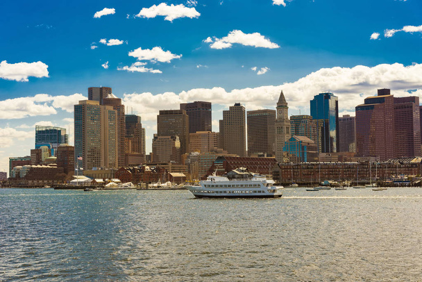 Boston skyline and ship floating across the river - Foto, Bild