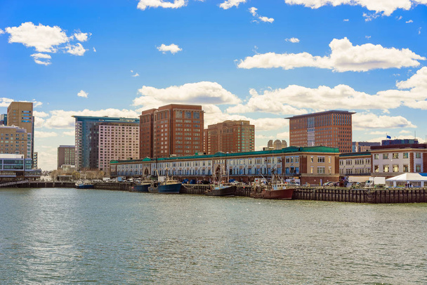 Порт на Бостонской пристани в Чарльз Ривер Бостон
 - Фото, изображение