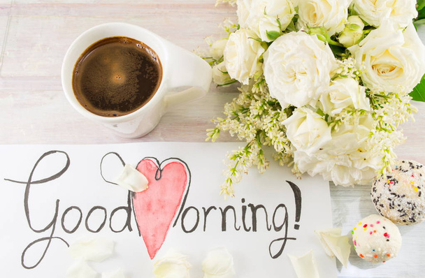 white roses, coffee and good morning note - Valokuva, kuva