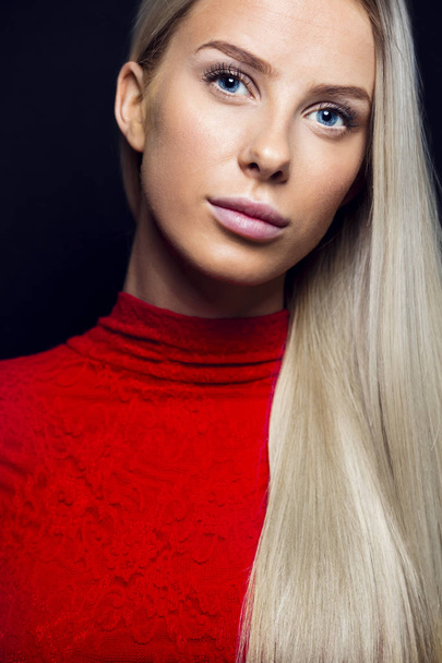 Portret van een mooie vrouw met blond haar - Foto, afbeelding