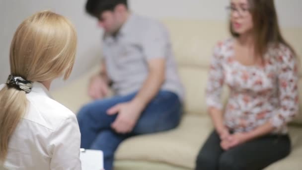 Női pszichológus segít aggódik a fiatal pár. családterápia - Felvétel, videó