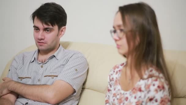 Psicóloga mujer ayudando a pareja joven preocupada. terapia familiar
 - Metraje, vídeo