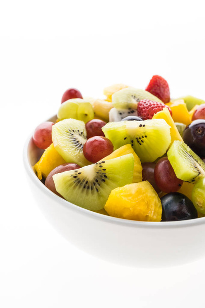 gemischte Früchte in weißem Teller  - Foto, Bild