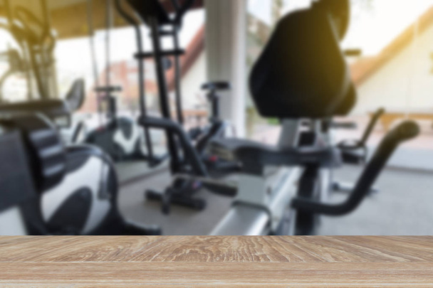 houten tafel met achtergrond fitness ruimte voor weergeven uw prod - Foto, afbeelding