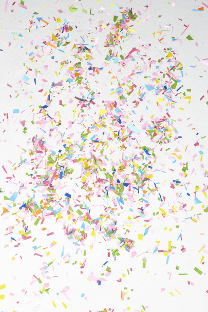 kleurrijke sparlking confetti op witte achtergrond - Foto, afbeelding