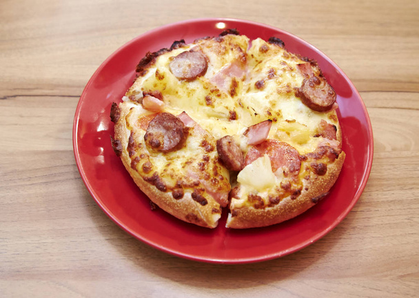 Pizza sur une table en bois dans un restaurant
. - Photo, image