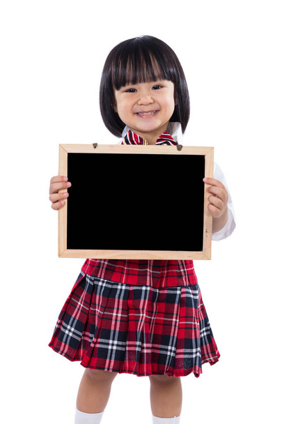 Happy Asian Chinese little student girl holding chalkboard - Foto, afbeelding