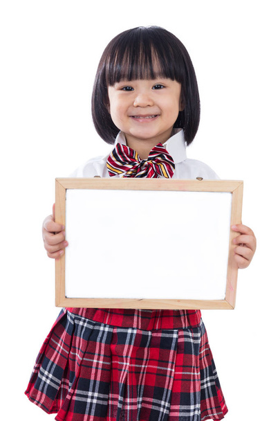幸せなアジア中国学生少女ホワイト ボードを保持 - 写真・画像