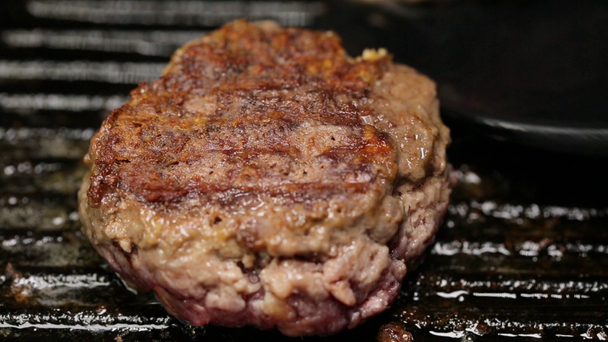 Vaření burger - pečené maso kotleta na food fest - Záběry, video