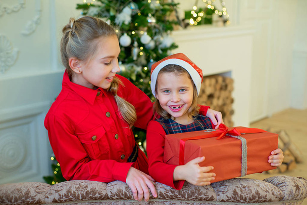 Happy little girls with christmas gift box - Фото, зображення
