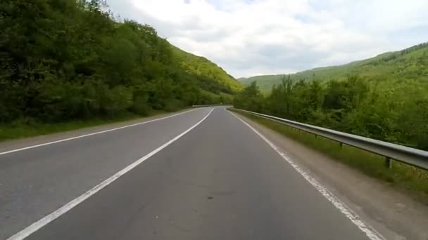 Guidare in autostrada in montagna
. - Filmati, video