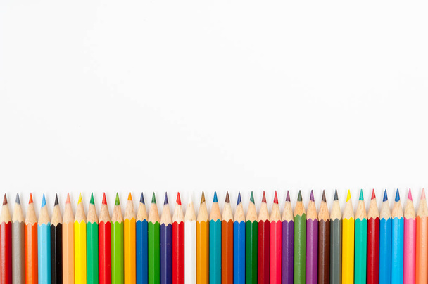 Кольорові олівці ізольовані на білому тлі крупним планом
 - Фото, зображення