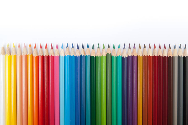 Kolor ołówki izolowane na białym tle zbliżenie - Zdjęcie, obraz