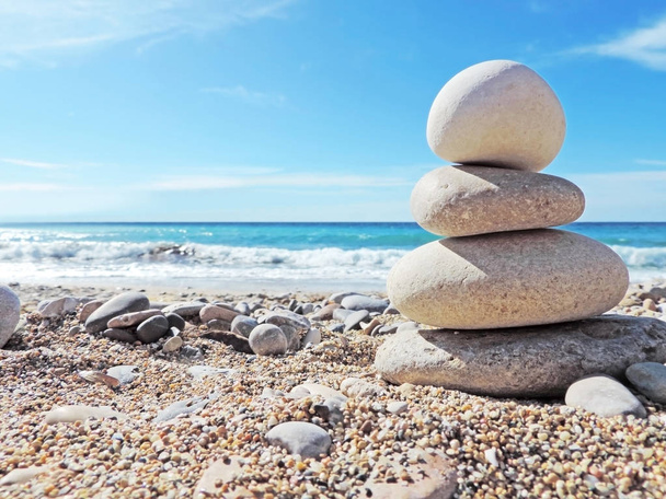 стековий камінь на гальковому пляжі
 - Фото, зображення