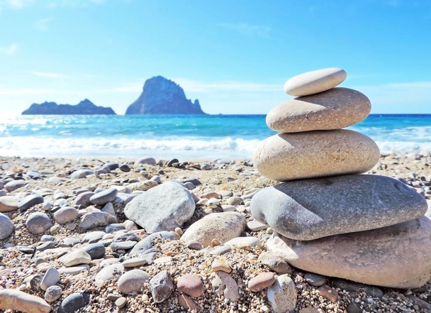 Pila de roca en una playa de guijarros
 - Foto, imagen