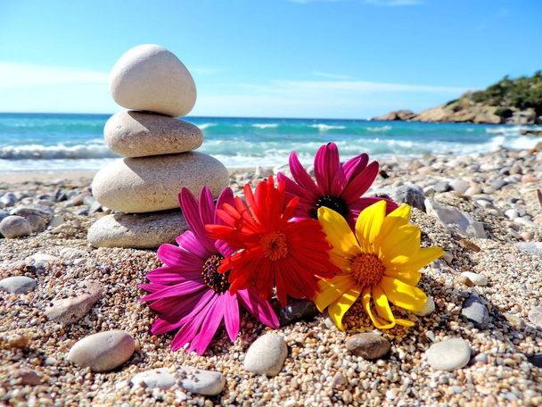 στοίβα βράχο σε μια παραλία με βότσαλα - Φωτογραφία, εικόνα