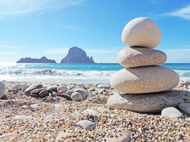 skały stos na kamienistej plaży - Zdjęcie, obraz