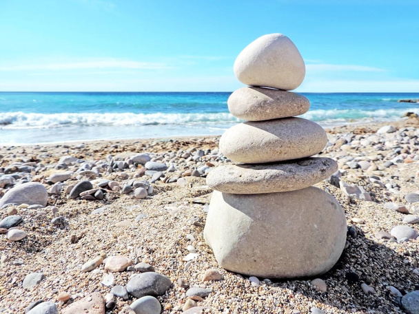 Pila de roca en una playa de guijarros
 - Foto, imagen
