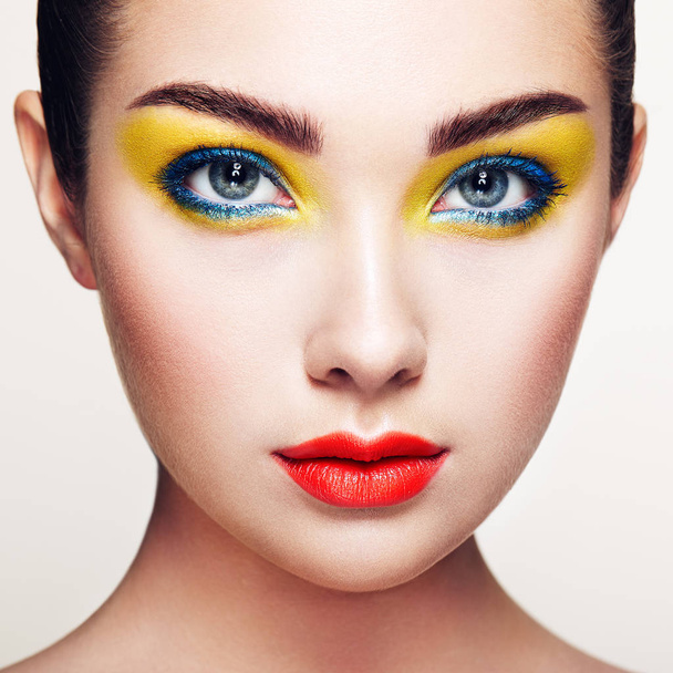 Beautiful woman face. Perfect makeup - Fotoğraf, Görsel