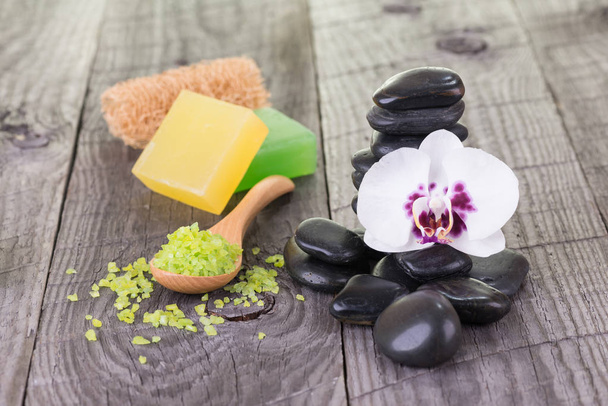 Terapia de spa com sal de banho, sabonetes, loofah e pedras pretas
  - Foto, Imagem