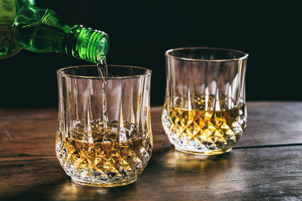 Ahşap bir masa viskiyle bardak - Fotoğraf, Görsel