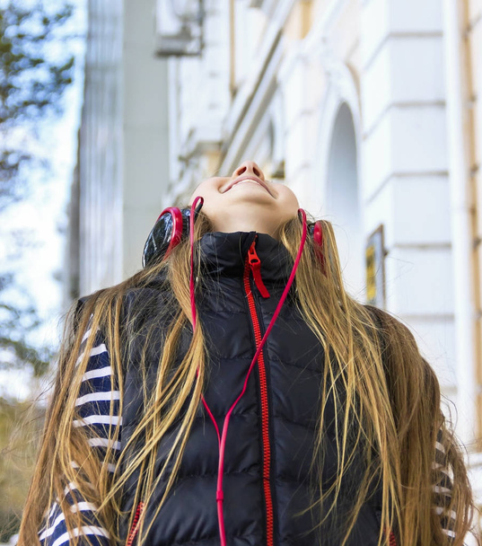beautiful teen girl with headphones looking up,  - Foto, imagen