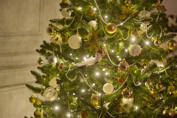 Элегантная елка, украшенная сверкающими стеклянными шарами и волшебными огнями
. - Фото, изображение