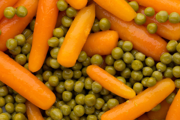 Carrots with green peas vegetable background. - Foto, Imagen