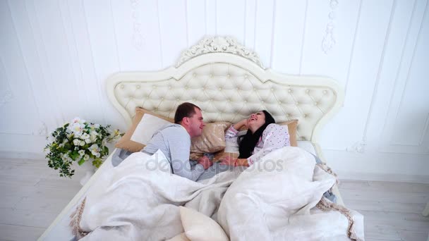 junges Paar redet und beleidigt im Bett liegend - Filmmaterial, Video