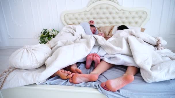 Nahaufnahme Familienfüße, die auf dem Bett liegen und schlafen - Filmmaterial, Video
