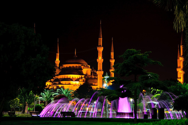 Mosquée bleue d'Istanbul scène de nuit colorée avec fontaine d'eau
 - Photo, image