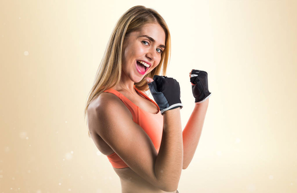 Щаслива молода спортивна жінка
 - Фото, зображення