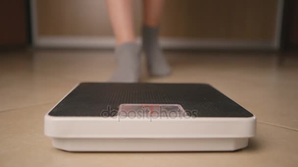 kadın ayakları üzerinde ağırlık ölçekleri - Video, Çekim