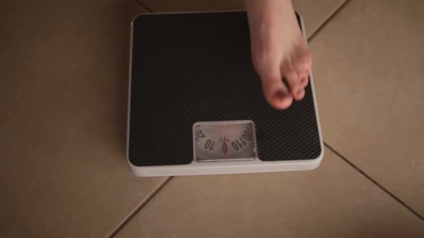 女性の足の重量計 - 映像、動画