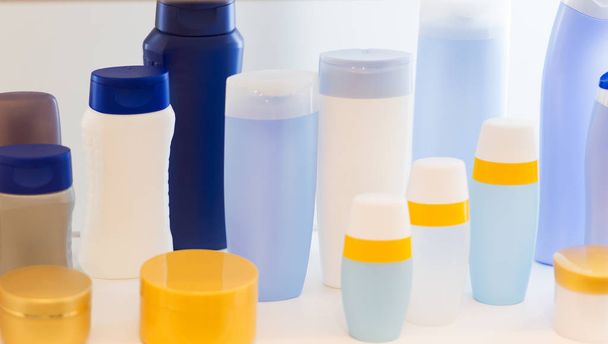 empty beauty products plastic bottles - Foto, Bild