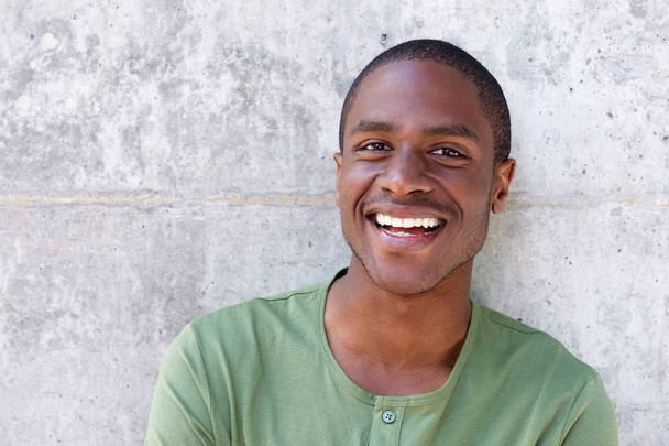 Χαρούμενο μαύρο άνδρα χαμογελώντας - Φωτογραφία, εικόνα