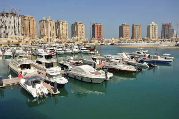 Видом на гавань в досі, Катар. - Фото, зображення