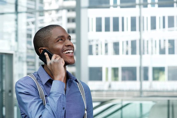 Hombre de negocios africano hablando por teléfono
 - Foto, Imagen