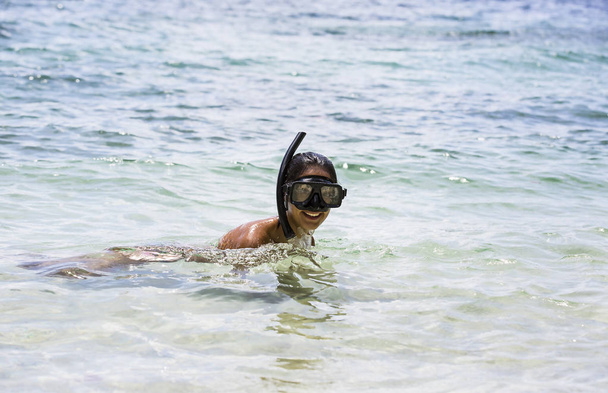 lány merülés és snorkeling  - Fotó, kép