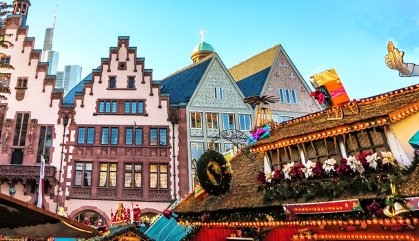 Kerstmarkt populaire toeristische attractie in Frankfurt, Duitsland - Foto, afbeelding