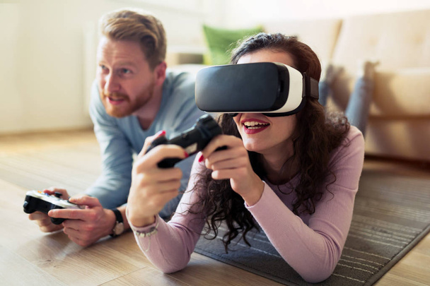 Couple having fun playing with VR - Foto, afbeelding