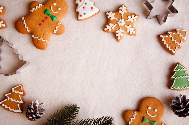  Christmas background with gingerbread men - Φωτογραφία, εικόνα