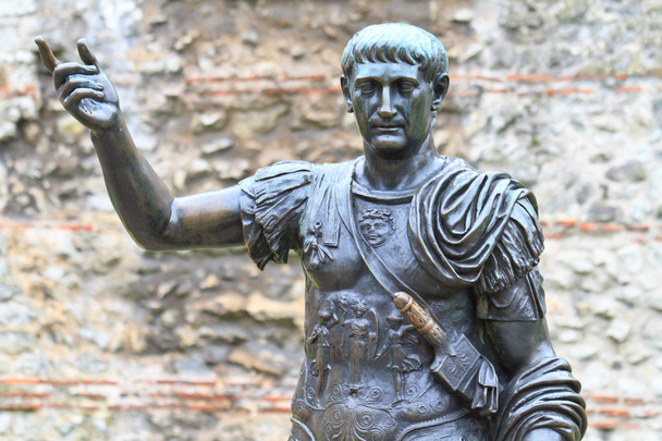 Statue de Trajan, Murs romains, Londres - Royaume-Uni
 - Photo, image