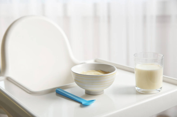 Highchair with healthy baby food - Foto, immagini