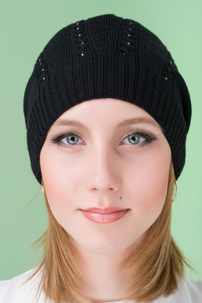 νεαρή γυναίκα, φορώντας ένα καπάκι χειμώνα - Φωτογραφία, εικόνα